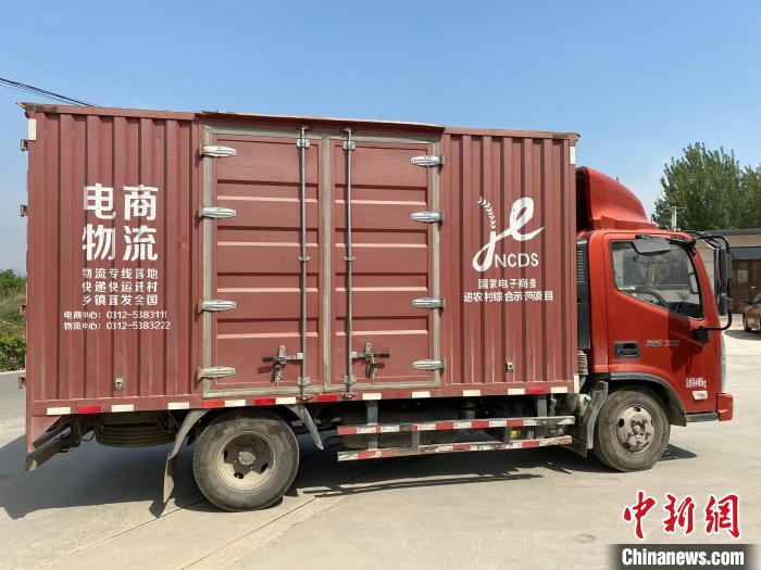 货车从顺平电商生鲜果蔬配送中心出发 赵丹媚 摄