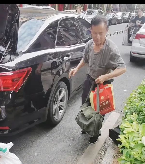 邓雯说，父亲的爱都藏在行动里（视频截图）