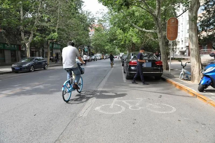 ▲5月24日，朝阳区华威路的自行车道上被划线成为停车位。新京报记者 王飞 摄