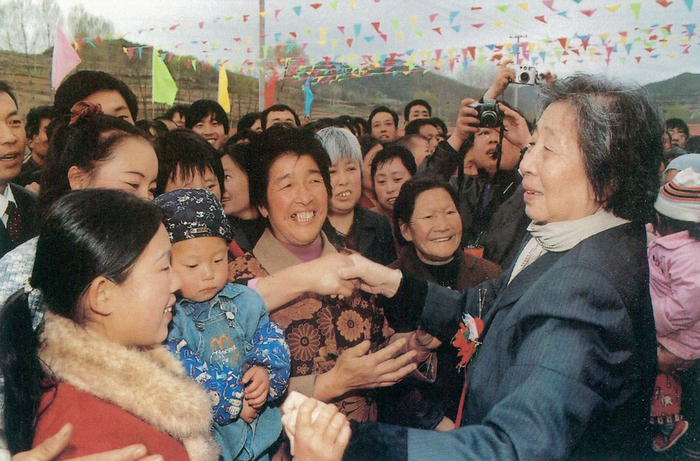 　　△齐心同志和老区人民在一起 图片来源：《照金丰碑》中共铜川市耀州区委史志办公室编