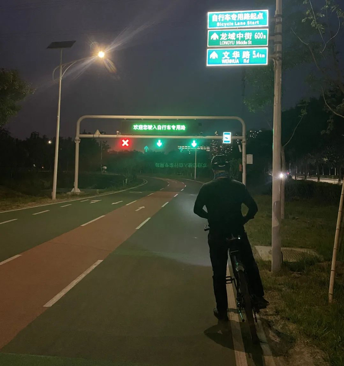 ▲2021年5月20日晚，后厂村自行车专用道起点，下班的人们准备骑着自行车回家。新京报记者乔迟 摄