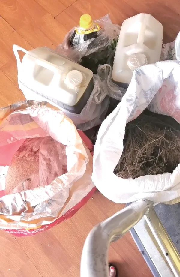 邓维双每次带东西给女儿都要准备很久（视频截图）