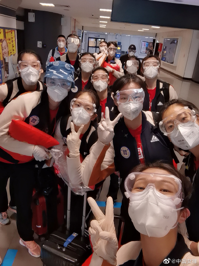 抵达意大利后，“全副武装”的女排姑娘们自拍留念。图片来源：@中国女排