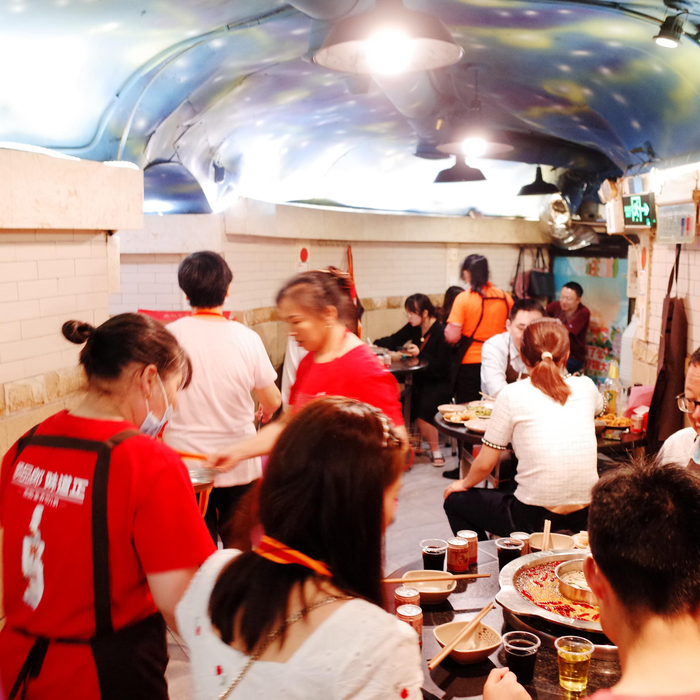 防空洞火锅的热闹从中午持续到晚上 &nbsp;图源：时代周报记者黎广/摄