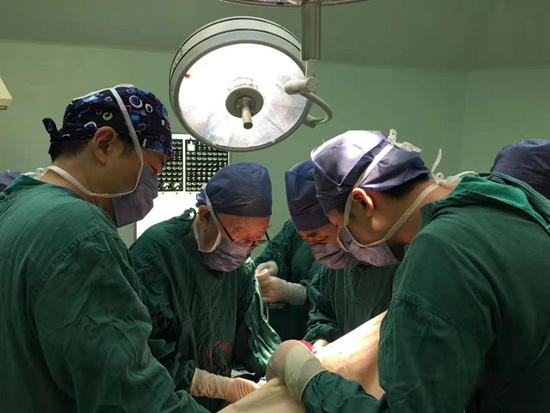 &nbsp;&nbsp;&nbsp;&nbsp;吴孟超在做手术。受访者供图