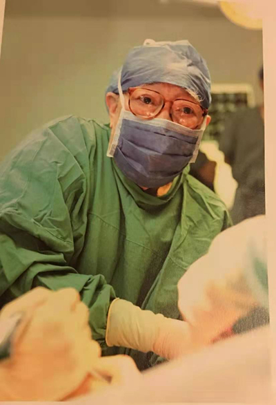 &nbsp;&nbsp;&nbsp;&nbsp;手术中的吴孟超一边用手“感觉”肿瘤，一边紧紧盯着监护仪器。受访者供图