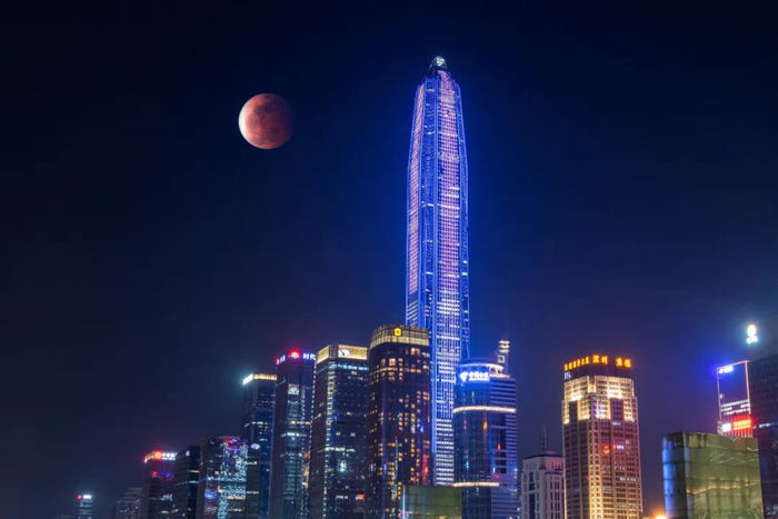 ▲5月26日，今年最大的满月携月全食组合出道，带食月出的超级红月亮亮相深圳夜空。图源IC photo