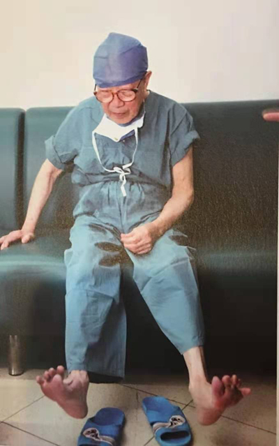 &nbsp;&nbsp;&nbsp;&nbsp;两台手术中间休息时，他翘起因长期手术用力而有点变形的脚趾头。受访者供图