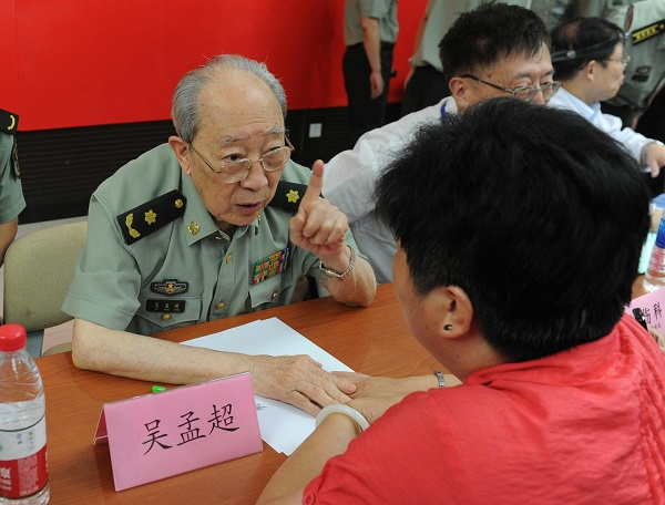 图说：吴孟超院士义诊 新民晚报记者 张龙 摄