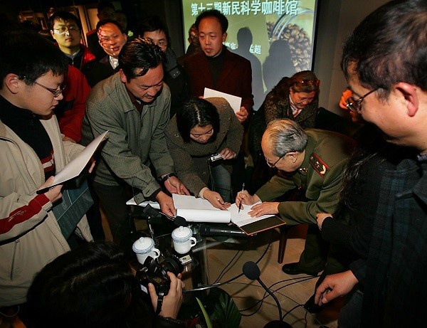 图说：吴孟超院士做客新民科学咖啡馆，与读者交流。