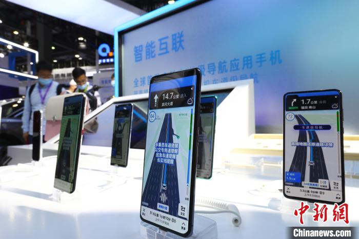 图为现场展出的可以支持车道级导航应用的手机。　刘占昆 摄