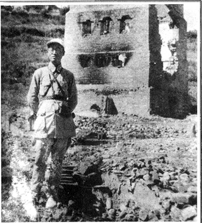 汪之力在被攻克的日寇堡垒前留影