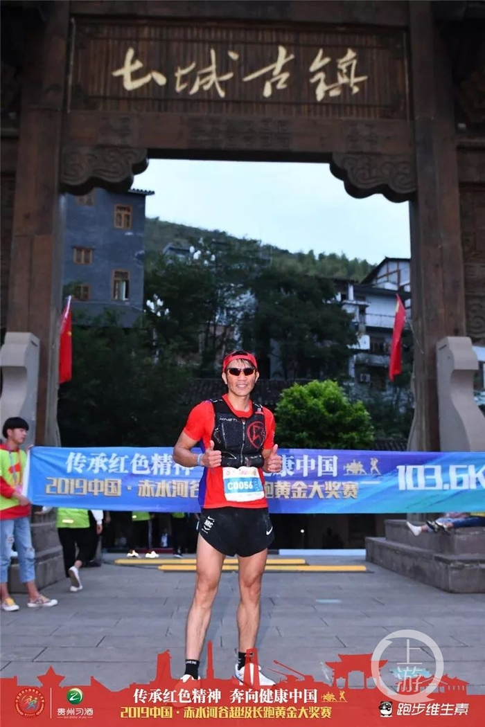 ▲“中年跑者”许聪华。图片来源/今日长葛