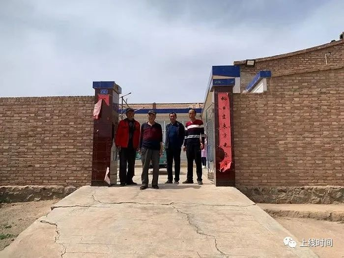 常生村上山救援的部分村民。摄影：翟星理