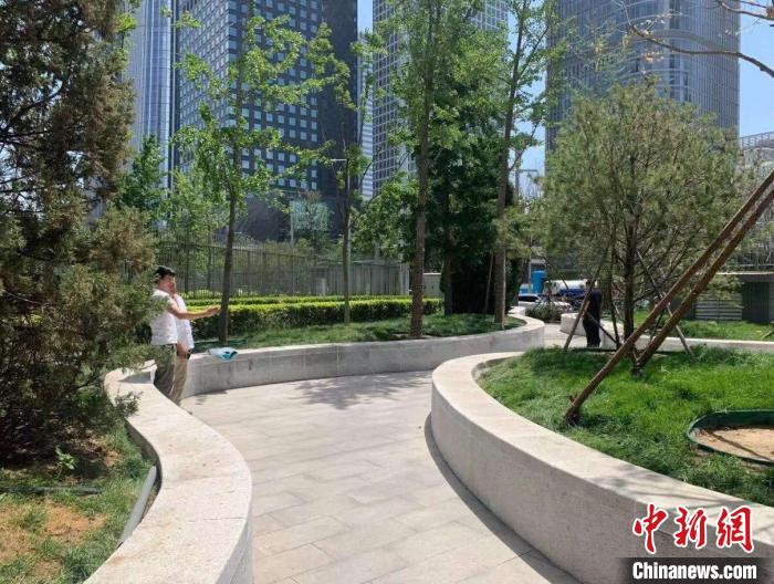 北京CBD新增口袋公园。　北京市朝阳区交通委供图
