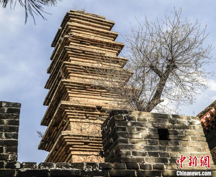 老爷山西峰顶的九层舍利塔虽浴战火、弹痕累累，却巍然屹立。　李红卫 摄