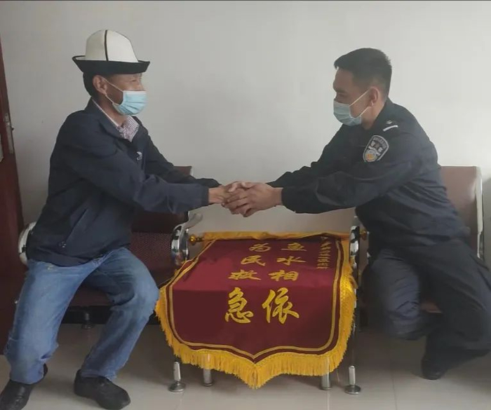 △事后，派出所民警向托合提拜克（图左）表示了感谢。