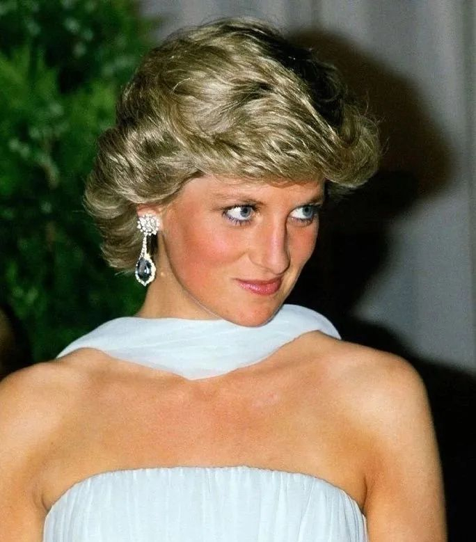 1987年戛纳电影节&nbsp;戴安娜王妃身穿 Catherine Walker 冰蓝色露肩晚礼服