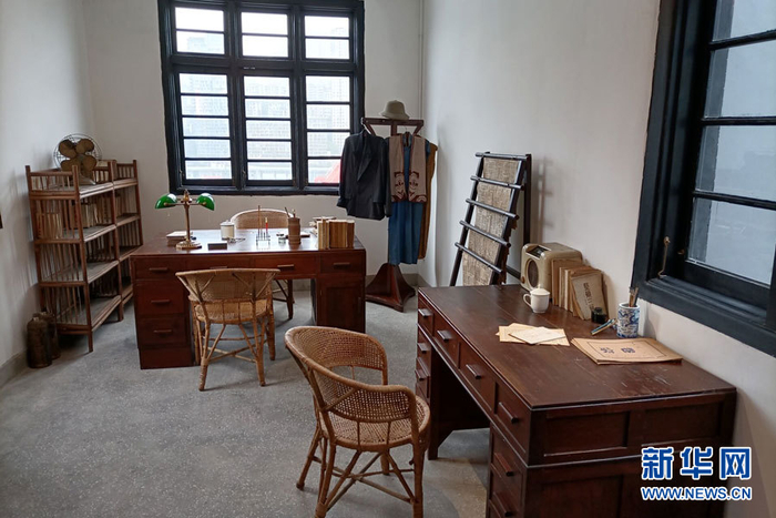 图为曾家岩50号旧址（周公馆）内周恩来、邓颖超的办公室。新华网 韩梦霖 摄