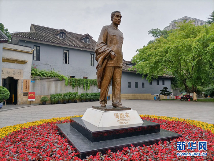 图为曾家岩50号旧址（周公馆）外的周恩来铜像。新华网 韩梦霖 摄