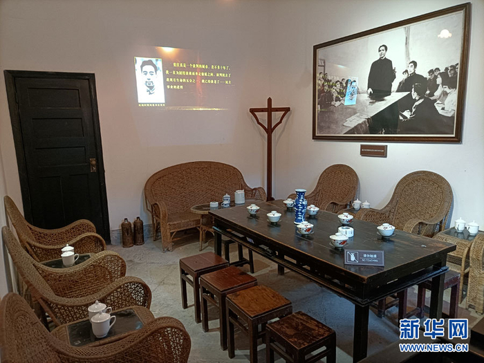 图为曾家岩50号旧址（周公馆）内会客室兼会议室。重庆谈判期间，毛泽东曾在此接见中外各界人士。新华网 韩梦霖 摄