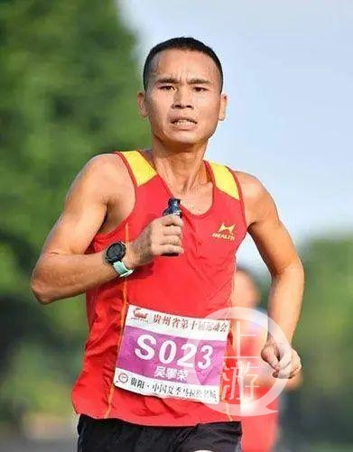 ▲“深圳马拉松名将”吴攀荣。图片来源/深圳晚报