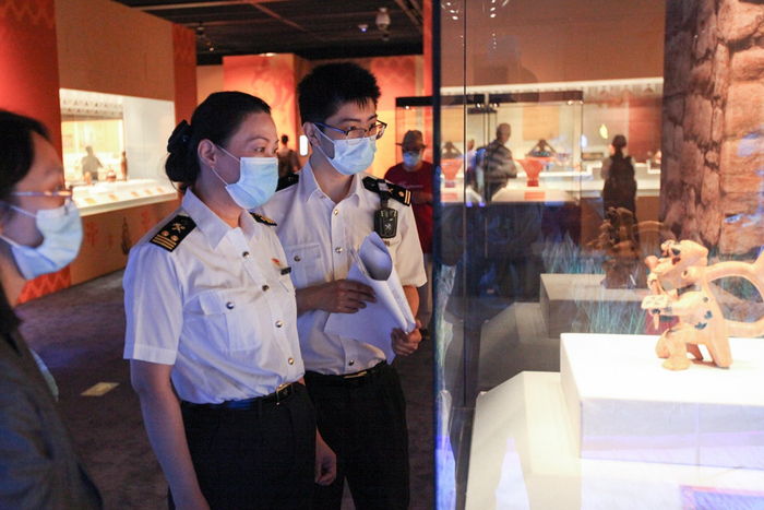 北京海关所属北京会展中心海关关员对展品进行巡查，摄影欧俊涛