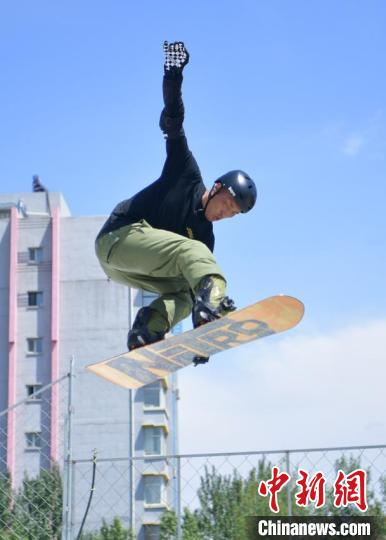 滑雪爱好者在旱雪场地滑旱雪 张瑶 摄