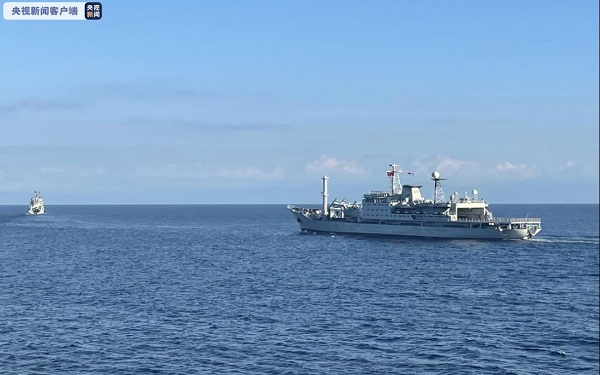 中国海军南拖195船和远洋救生船863号在失事海域航行（央视新闻）