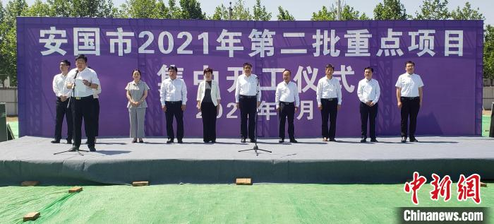 图为安国第二批重点项目开工仪式现场。　徐巧明 摄