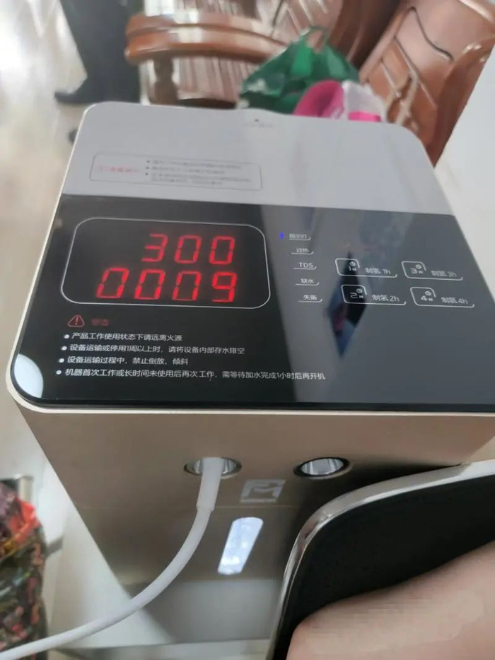 △摆在氢养馆桌上的吸氢机。