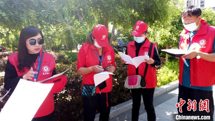 巡访团成员针对巡访过程中发现的问题进行讨论分析。　赵桂华 摄