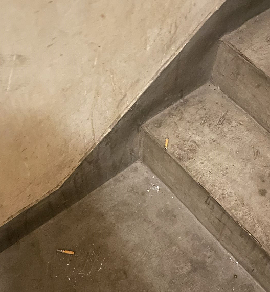 富顿中心26层步行梯处，烟头随处可见。