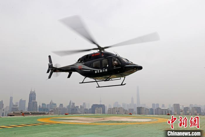 新空医疗救援直升机抵达瑞金医院停机坪。　殷立勤 摄