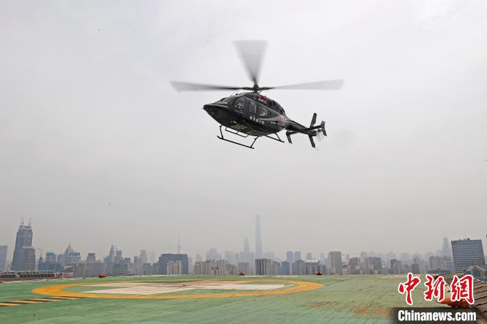 新空医疗救援直升机抵达瑞金医院停机坪。　殷立勤 摄