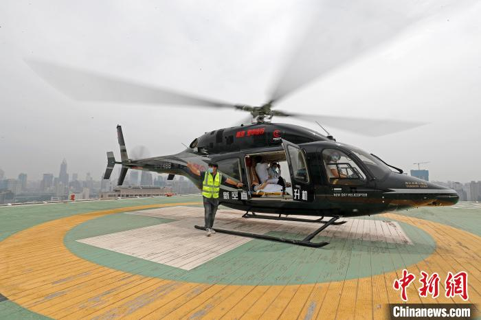 新空医疗救援直升机抵达瑞金医院停机坪。　殷立勤 摄
