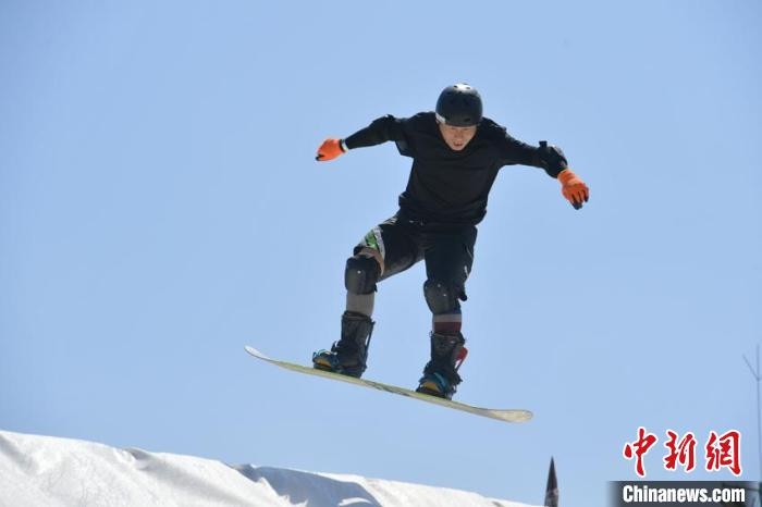 滑雪爱好者在感受夏日滑旱雪带来的别样体验 张瑶 摄