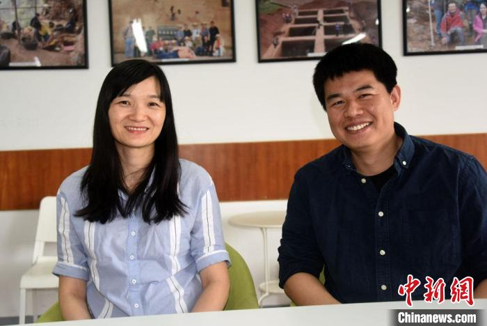 付巧妹研究员、毛晓伟副研究员接受采访，介绍最新研究进展及其意义与影响。　中新社记者 孙自法 摄