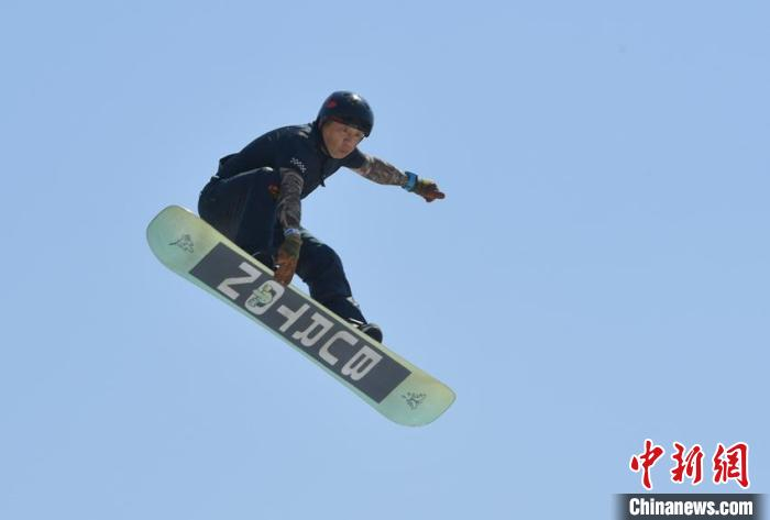 滑雪爱好者在感受夏日滑旱雪带来的别样体验 张瑶 摄