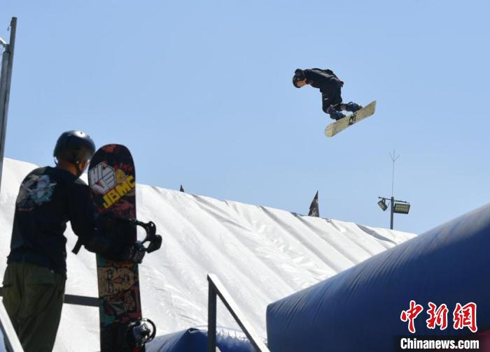 东北各地的滑雪爱好者聚集在长春滑旱雪 张瑶 摄