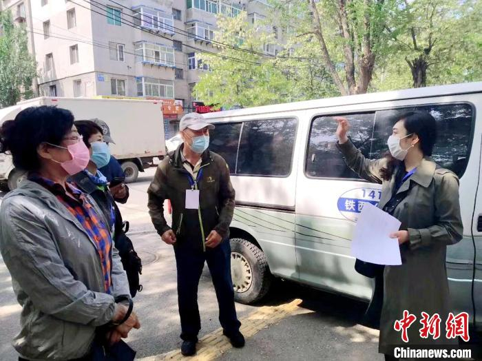 团长正在向巡访团成员分配巡访任务。　赵桂华 摄