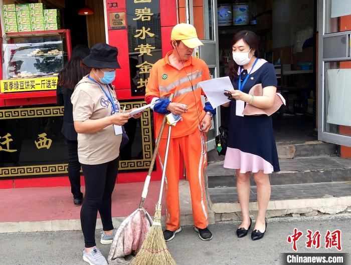 刘胜歌团长带领巡访团成员开展沿街巡访工作，征集解决占道道经营问题的建议。　赵桂华 摄