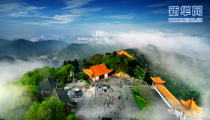 　　遂宁灵泉寺依山而建，苍松古柏，绿树成荫。钟义良摄