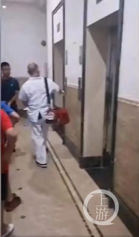 ▲事故发生当天，电梯救援人员赶到现场。/视频截图