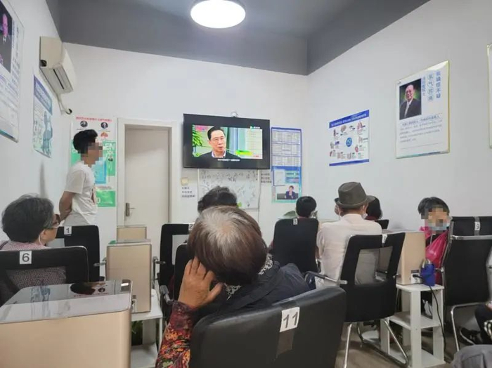 △老人们在边吸氢气边“上课”。