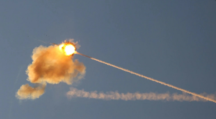 △ 5月17日，美国援助的以色列“铁穹”火箭拦截系统拦截了来自加沙地带的一枚火箭弹。（图片来源：路透社）