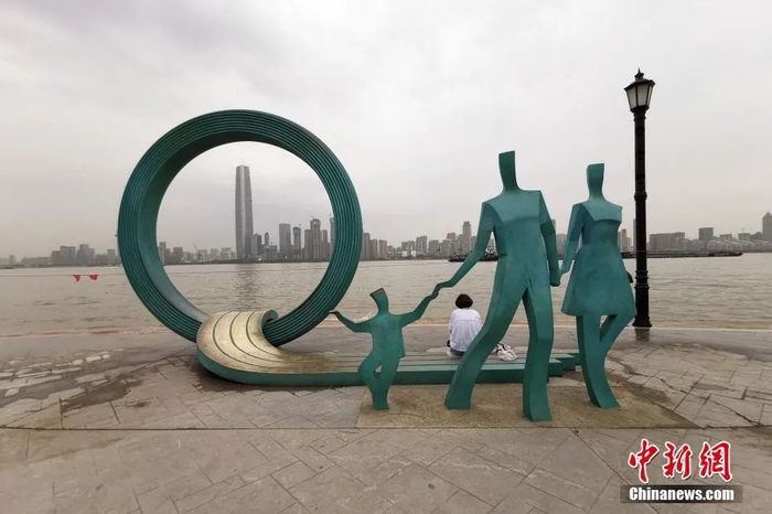 5月25日，湖北武汉汉口江滩，长江江水已逼近汉口江滩二级平台。图片来源：视觉中国