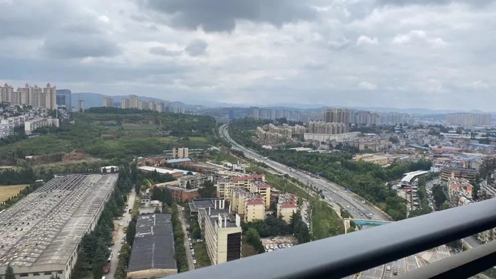 △房源客厅阳台正对二环高速路