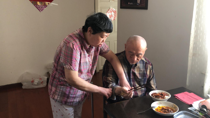 老两口身体都不好，漏雨的事他们真发愁。