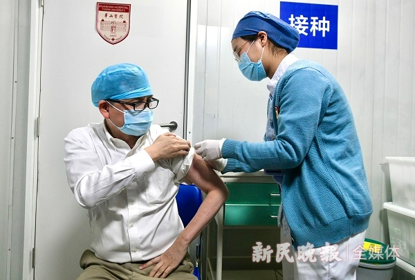 图说：今年1月，张文宏接种新冠疫苗 来源/新民晚报记者 徐程 摄